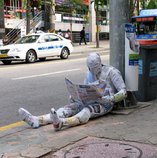 Газетный человек с газетой