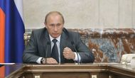 Путин поручил повысить "позорно низкие" зарплаты медработников