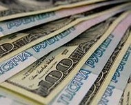Рубль растет к доллару и евро