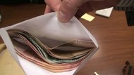 Россияне не верят, что безналичная зарплата "побелеет"