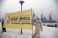 Активисты Greenpeace устроили "снежный" протест в офисе Shell